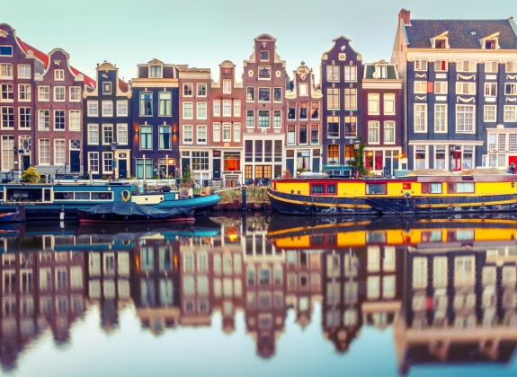 amsterdam-canal-with-boats