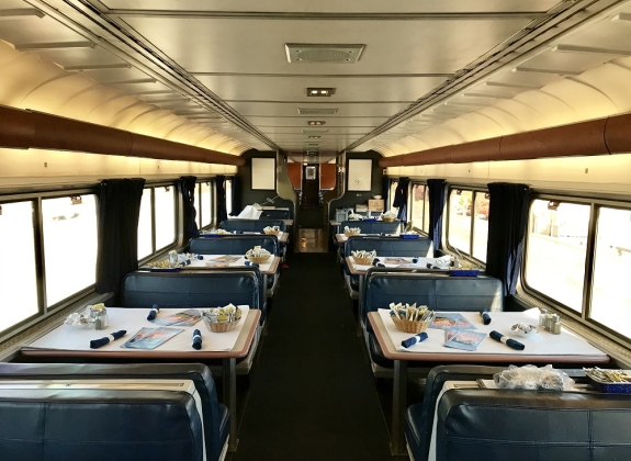 amtrak-dining-car