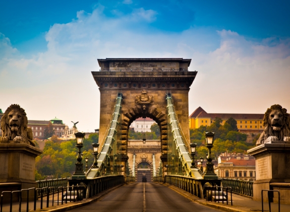 chain-bridge-over-danube-budapest_000022997324