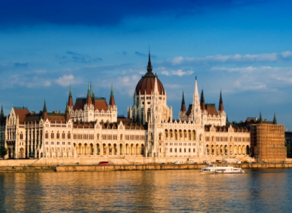 front-parliament-budapest_000012132543