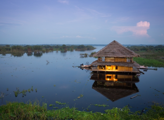 indigenous_floating_house_iquitos_peru_amazon_rainforest