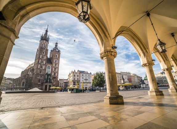 krakow-market-square-cloth-hall-poland-_80642223_web
