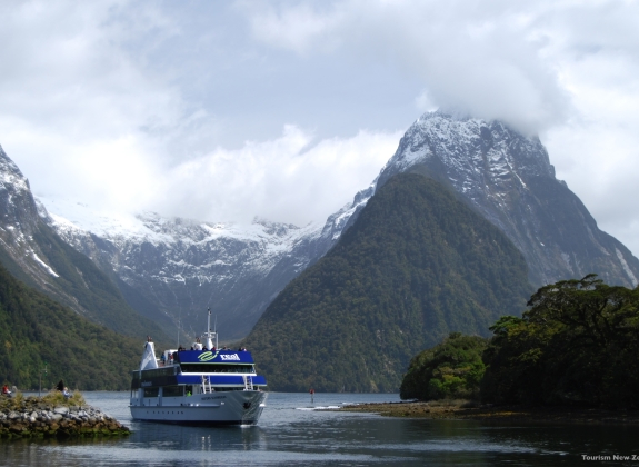 l362-milford-sound-fiordland-tourism-new-zealand