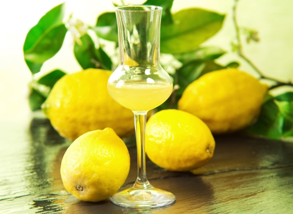 limoncello-italy_102379183