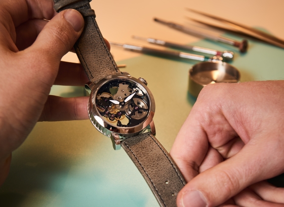 swiss-watch-demonstration