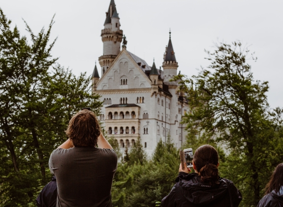 tourists-at-neuschwanstein-castle-munich-germany
