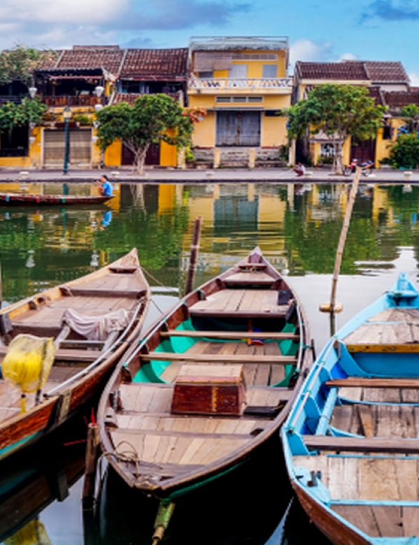 Boats-on-Water-in-Hoi-An-Vietnam-1800x600