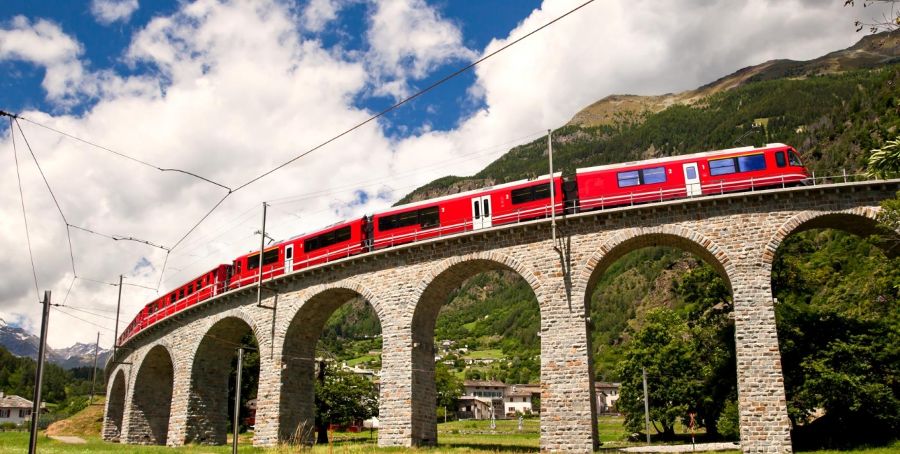 Train-passing-by-Switzerland-iStock_21456873_XXLARGE Train-passing-by-Switzerland-iStock_21456873_XXLARGE
