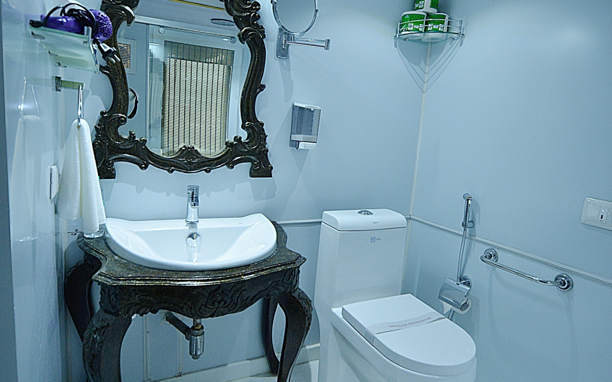 Bathroom with Super Deluze Cabin