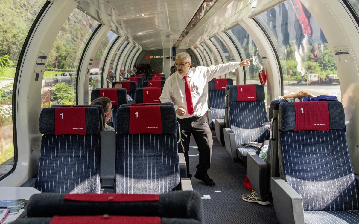 gotthard-panorama-express_tour-guide-panorama-coach