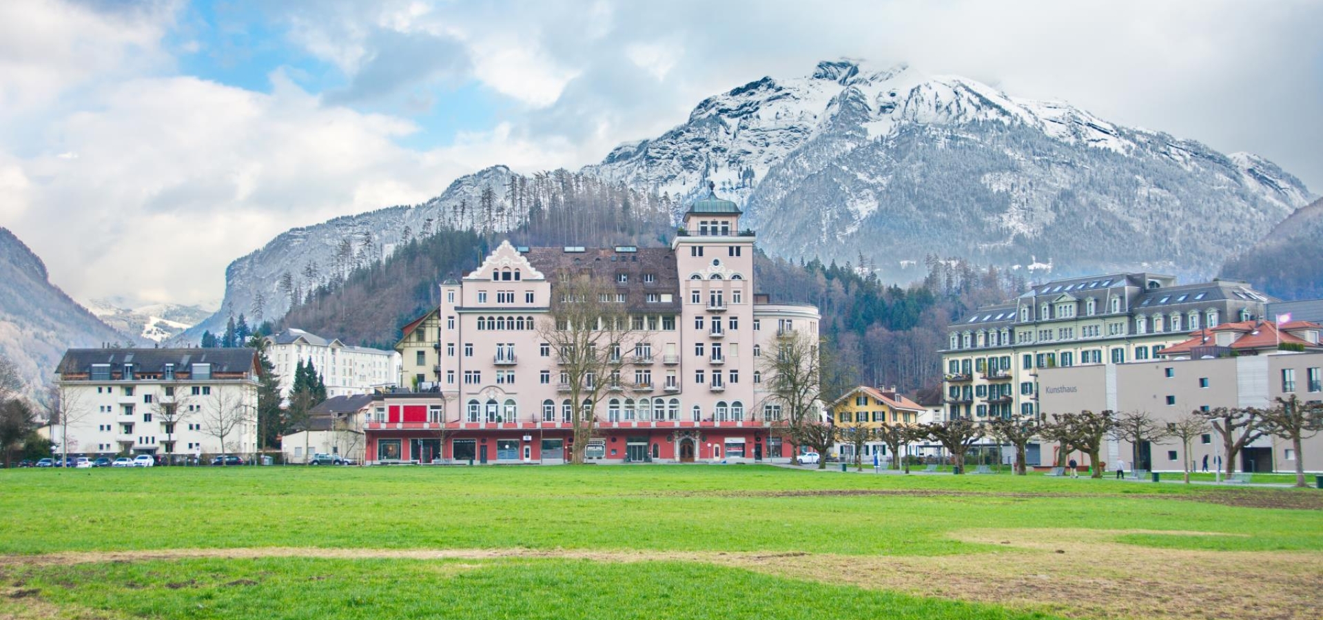 Mountains-and-historic-architecture-in-Interlaken-iStock_64641443_XXXLARGE Mountains-and-historic-architecture-in-Interlaken-iStock_64641443_XXXLARGE