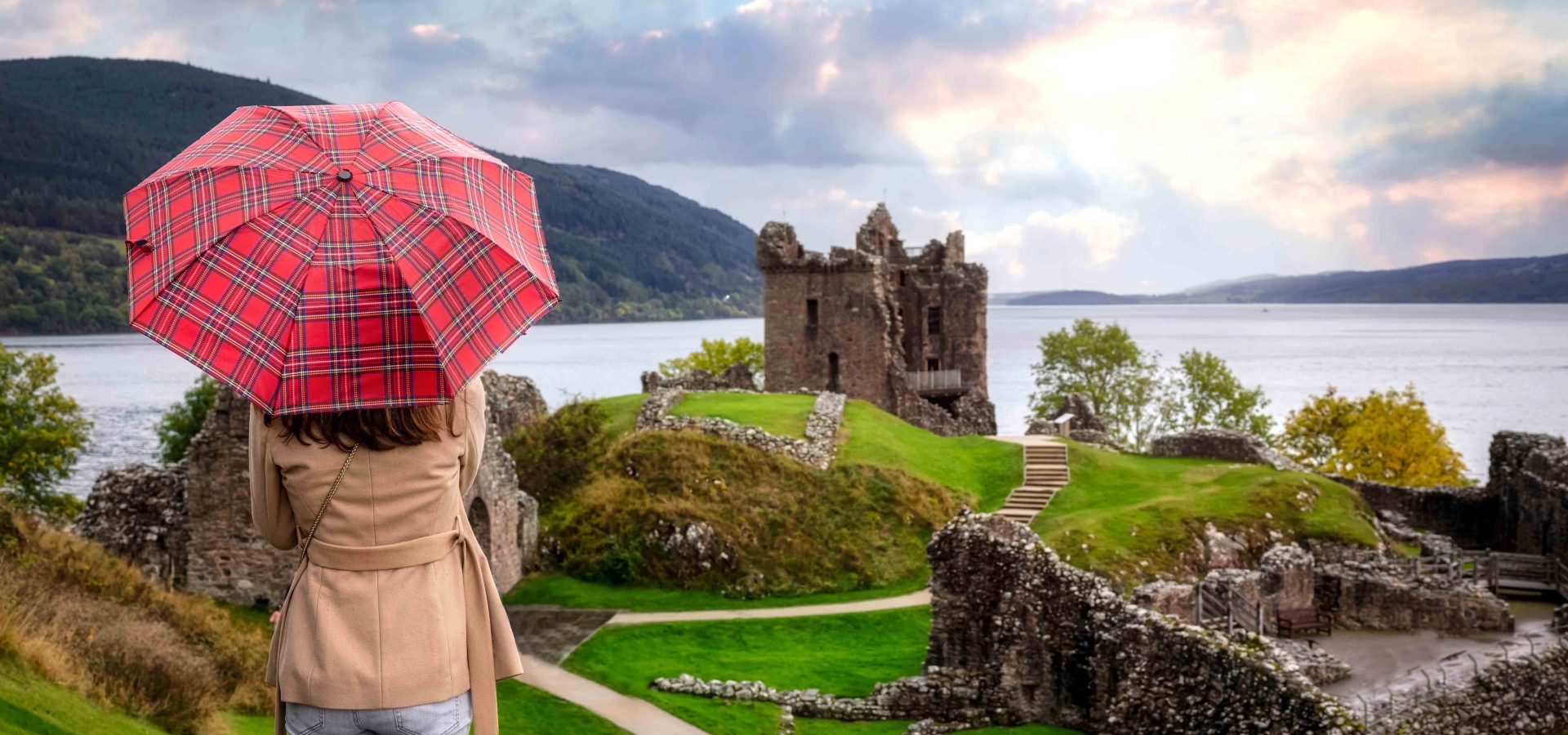 tourist-in-loch-ness-scotland_Urquhart-Castle