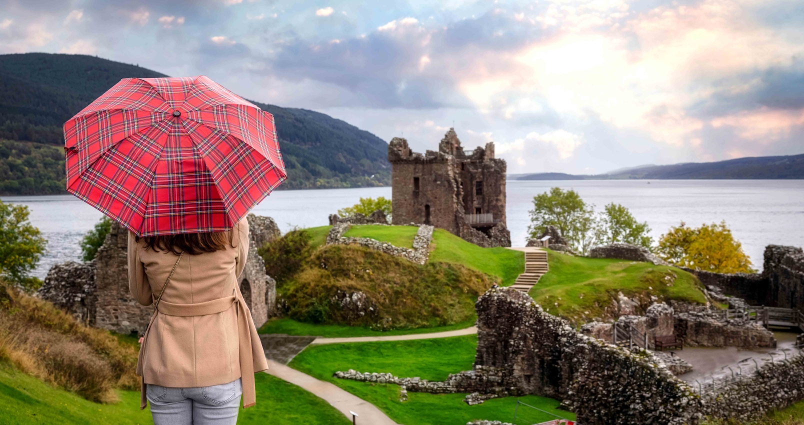 tourist-in-loch-ness-scotland_Urquhart-Castle