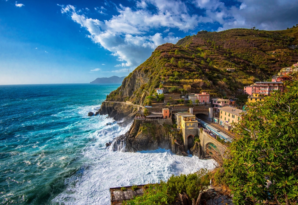 Train-Passing-Through-Riomaggiore_cinque-terre