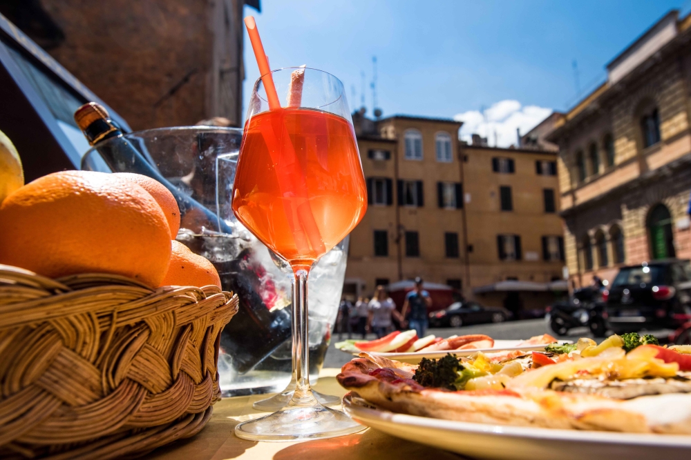 aperol-_cocktail-italian-pizza-piazza-santa-maria-trastevere-rome-italy