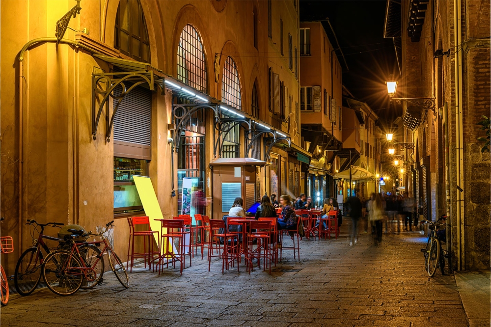 bologna_dining_adobe372779056_web.jpg