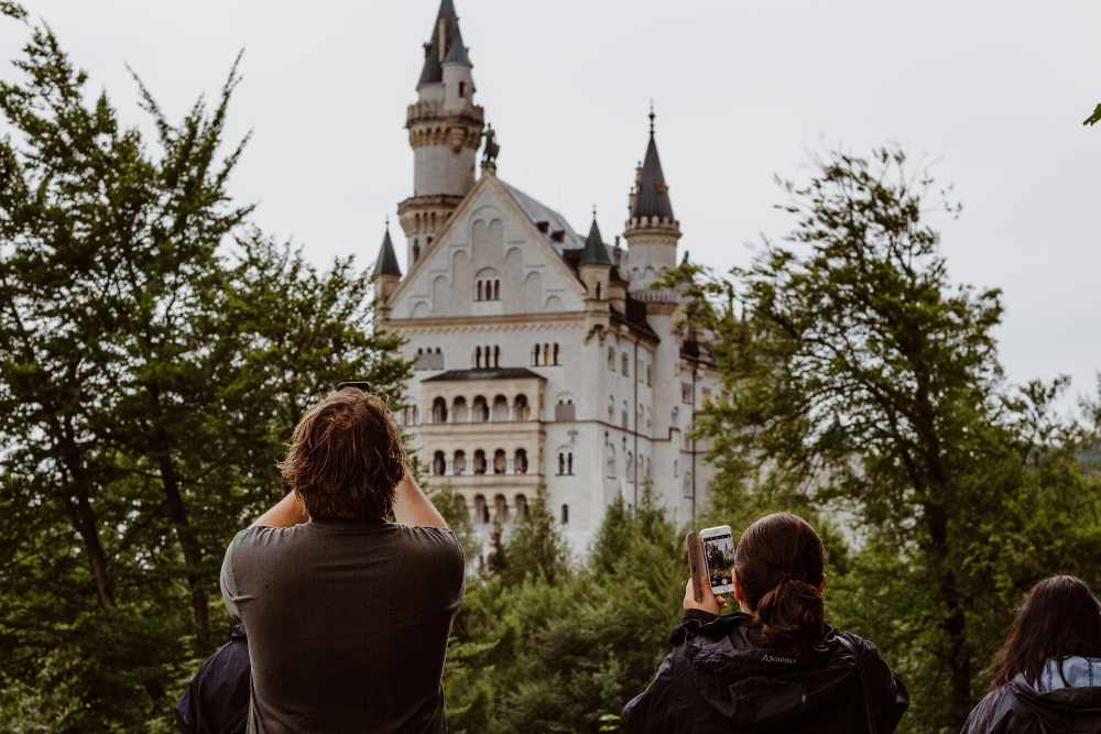 tourists-at-neuschwanstein-castle-munich-germany